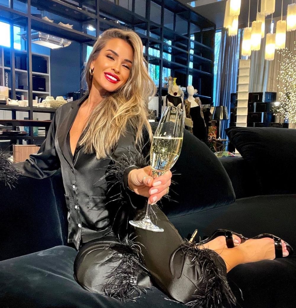 Diana Munteanu, fosta soție a lui Claudiu Niculescu, și-a arătat formele sexy și a fost aspru criticată: „Ce vulgară ești! Băiatul tău ce zice?”_22