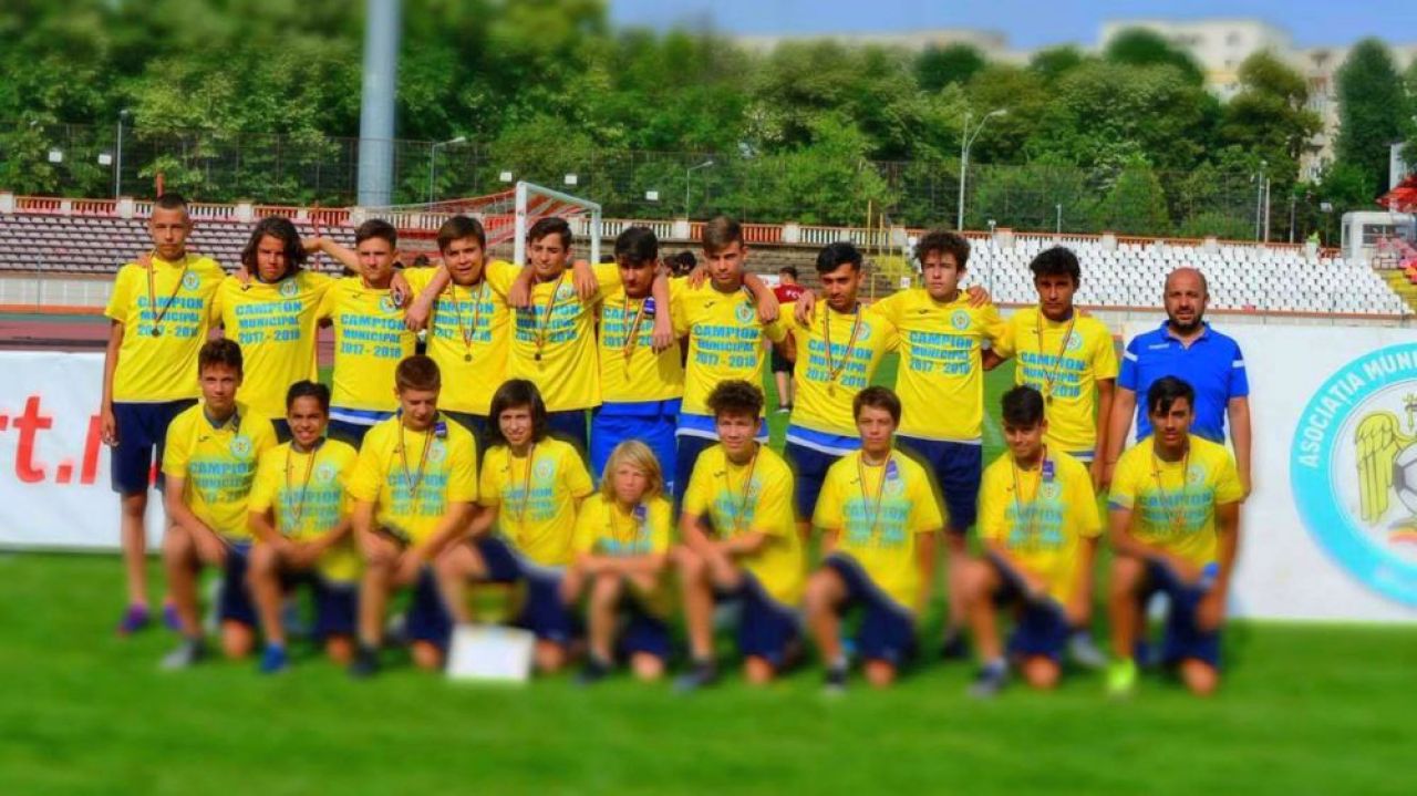 A fost coleg cu Hîldan și Petre la Dinamo, dar îi ține pe