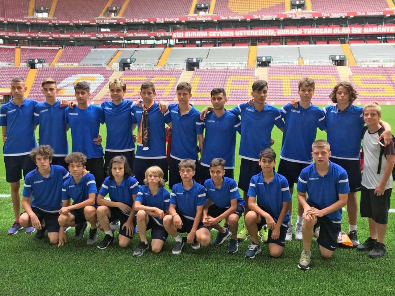 A fost coleg cu Hîldan și Petre la Dinamo, dar îi ține pe