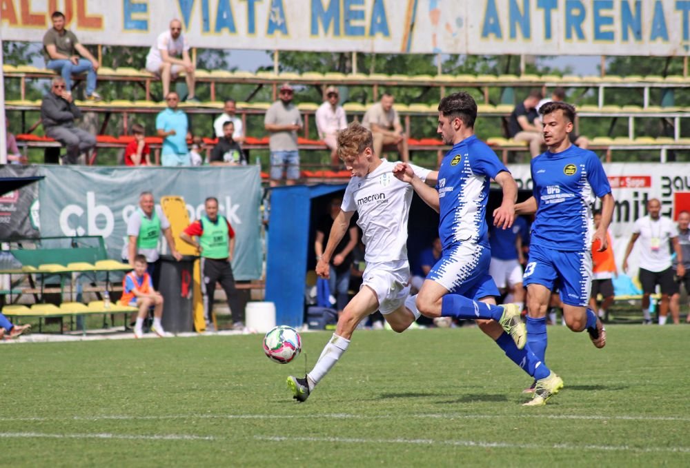 A fost coleg cu Hîldan și Petre la Dinamo, dar îi ține pe 