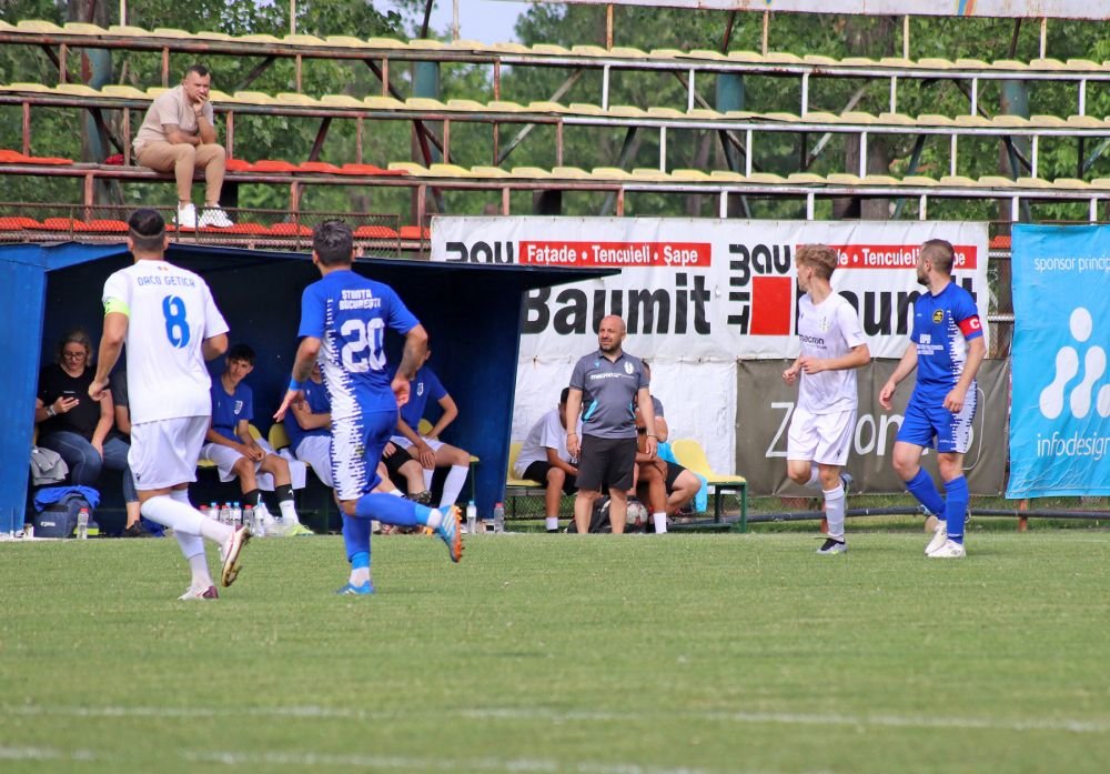 A fost coleg cu Hîldan și Petre la Dinamo, dar îi ține pe 