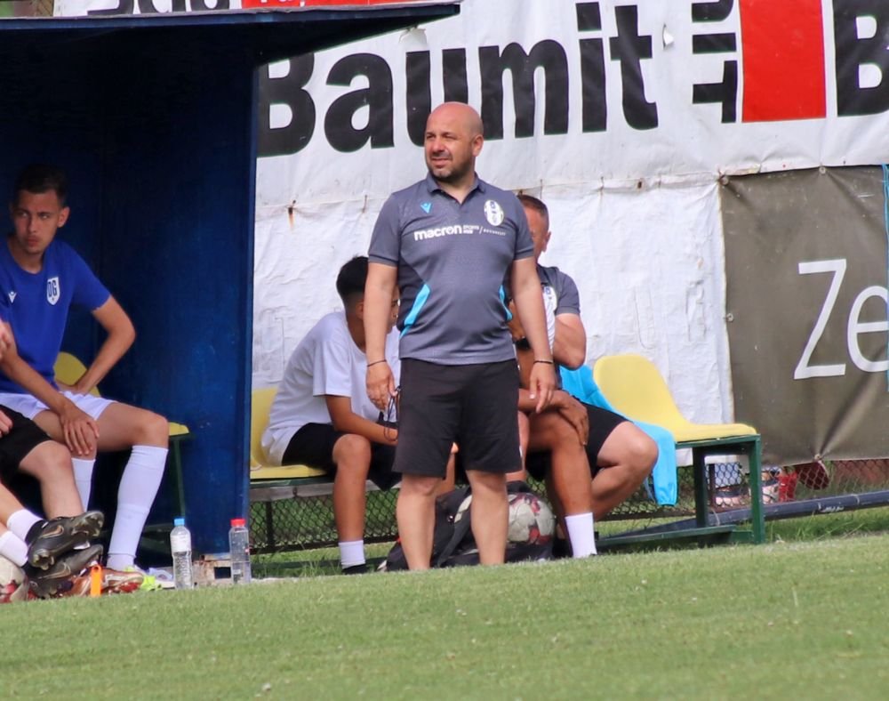 A fost coleg cu Hîldan și Petre la Dinamo, dar îi ține pe 