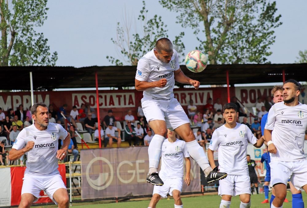 A fost coleg cu Hîldan și Petre la Dinamo, dar îi ține pe 