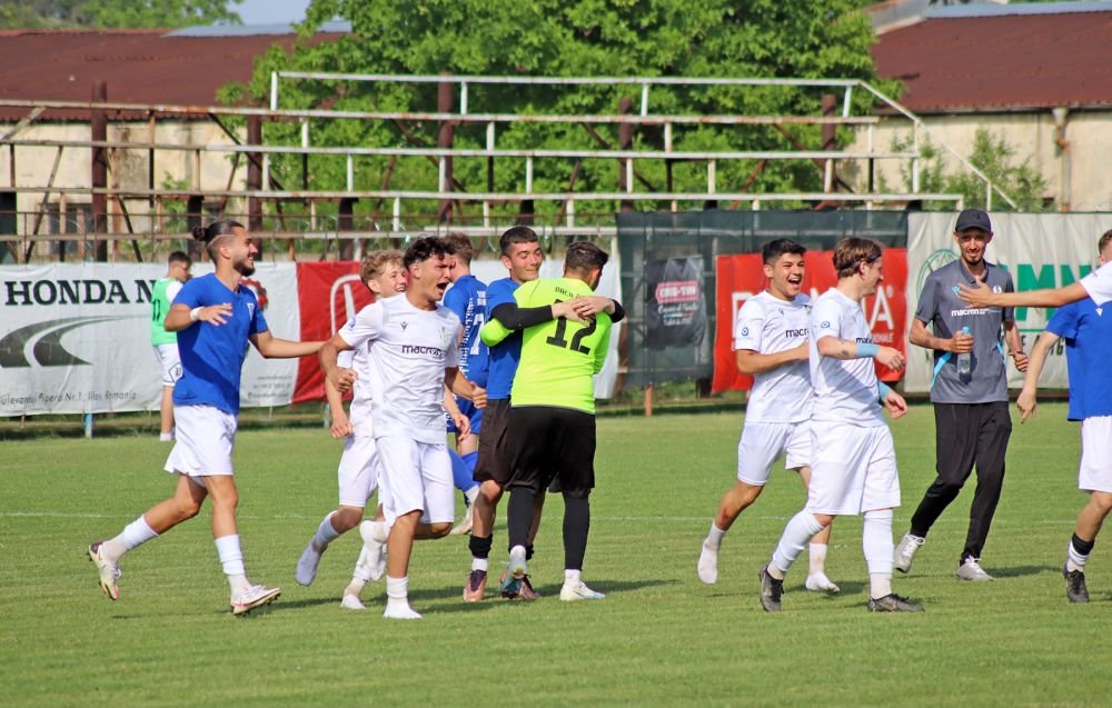 A fost coleg cu Hîldan și Petre la Dinamo, dar îi ține pe 