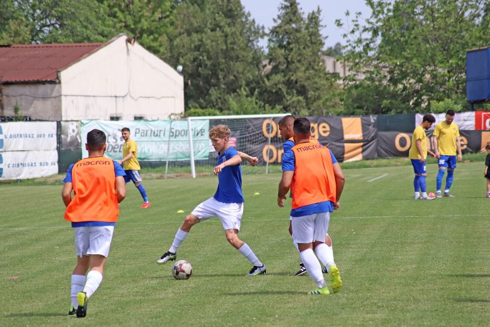 A fost coleg cu Hîldan și Petre la Dinamo, dar îi ține pe 
