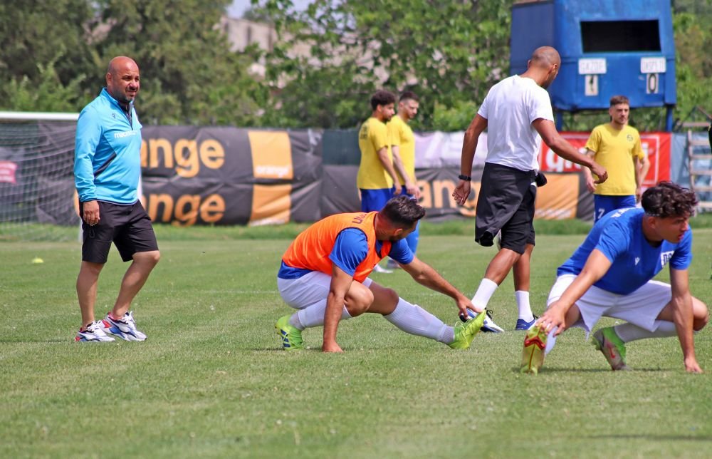 A fost coleg cu Hîldan și Petre la Dinamo, dar îi ține pe 