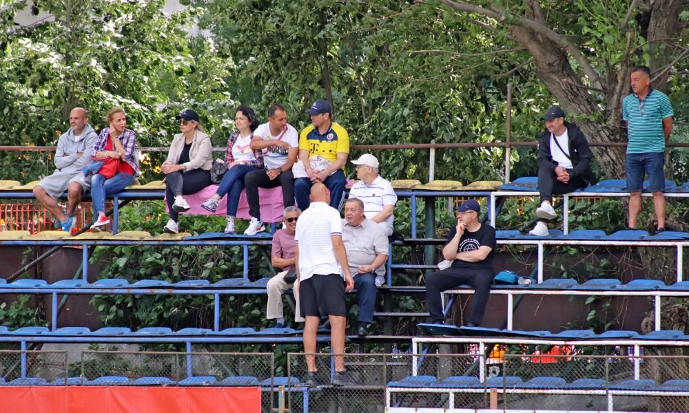 A fost coleg cu Hîldan și Petre la Dinamo, dar îi ține pe 