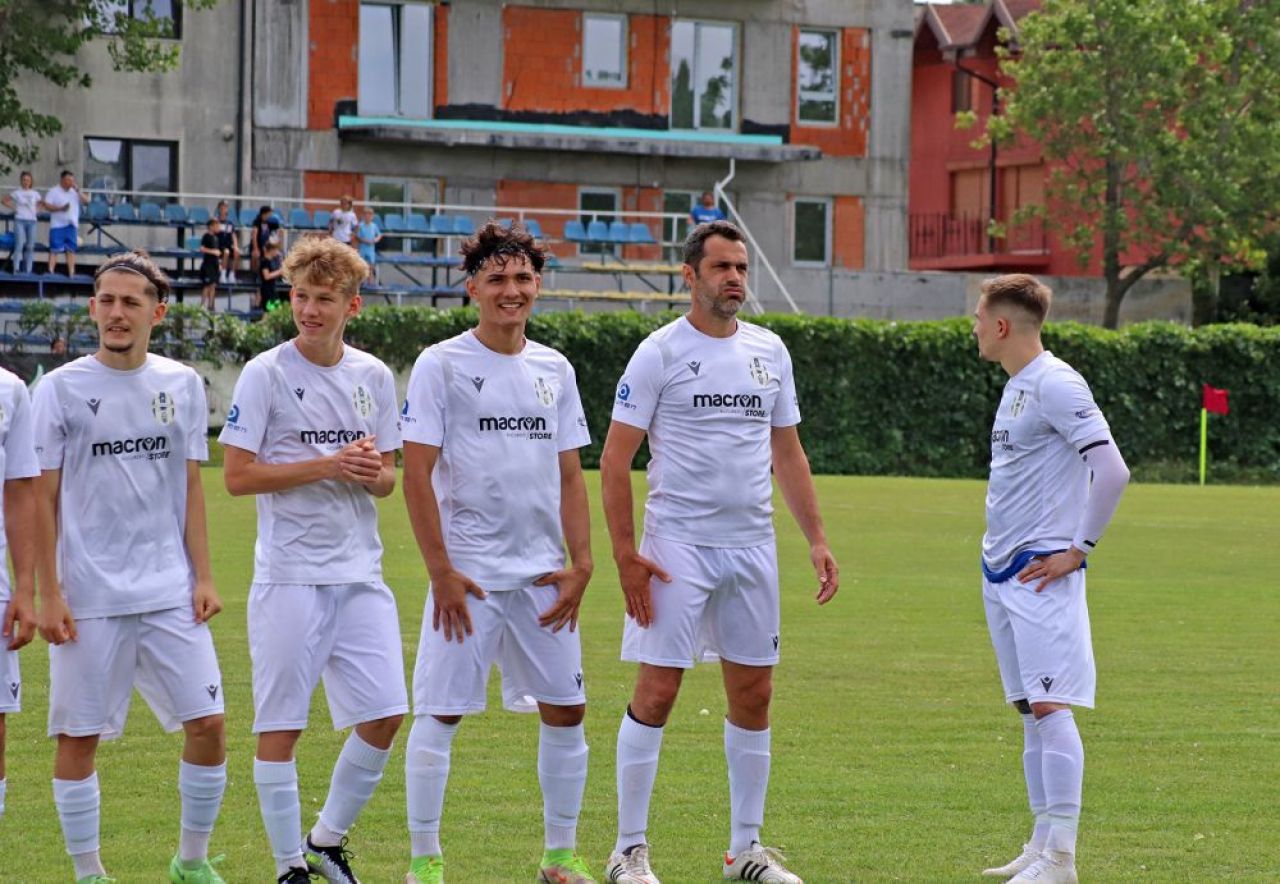 A fost coleg cu Hîldan și Petre la Dinamo, dar îi ține pe