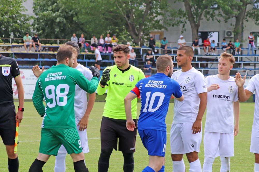 A fost coleg cu Hîldan și Petre la Dinamo, dar îi ține pe 