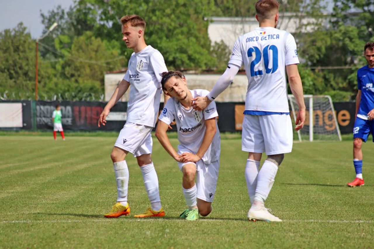 A fost coleg cu Hîldan și Petre la Dinamo, dar îi ține pe