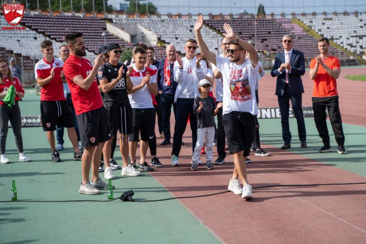 Poză de colecție pentru fanii ”câinilor roșii”! Lotul cu care Dinamo ”și-a recăpătat locul de drept” în Liga 1_7