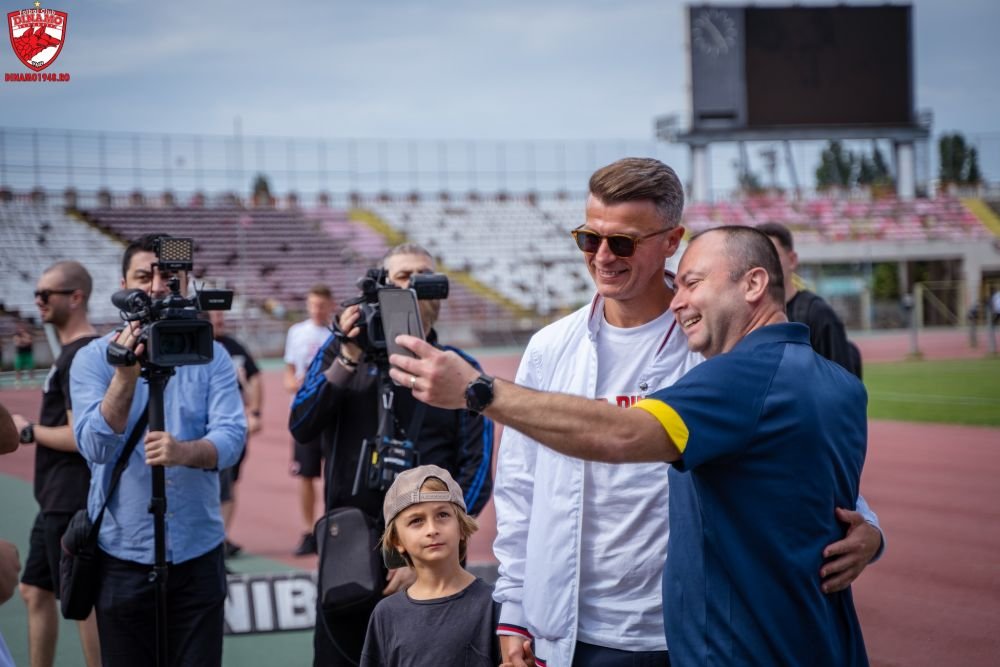 Poză de colecție pentru fanii ”câinilor roșii”! Lotul cu care Dinamo ”și-a recăpătat locul de drept” în Liga 1_20