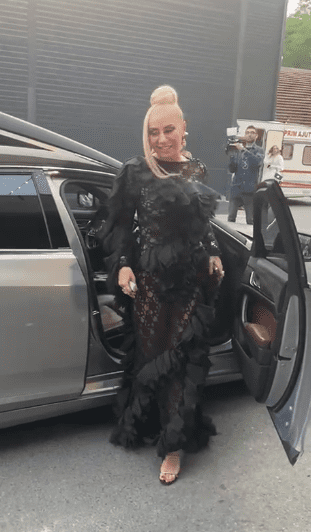 Anamaria Prodan a șocat pe toată lumea la o petrecere mondenă! A venit cu dricul și a făcut furori cu rochia sa neagră! _7