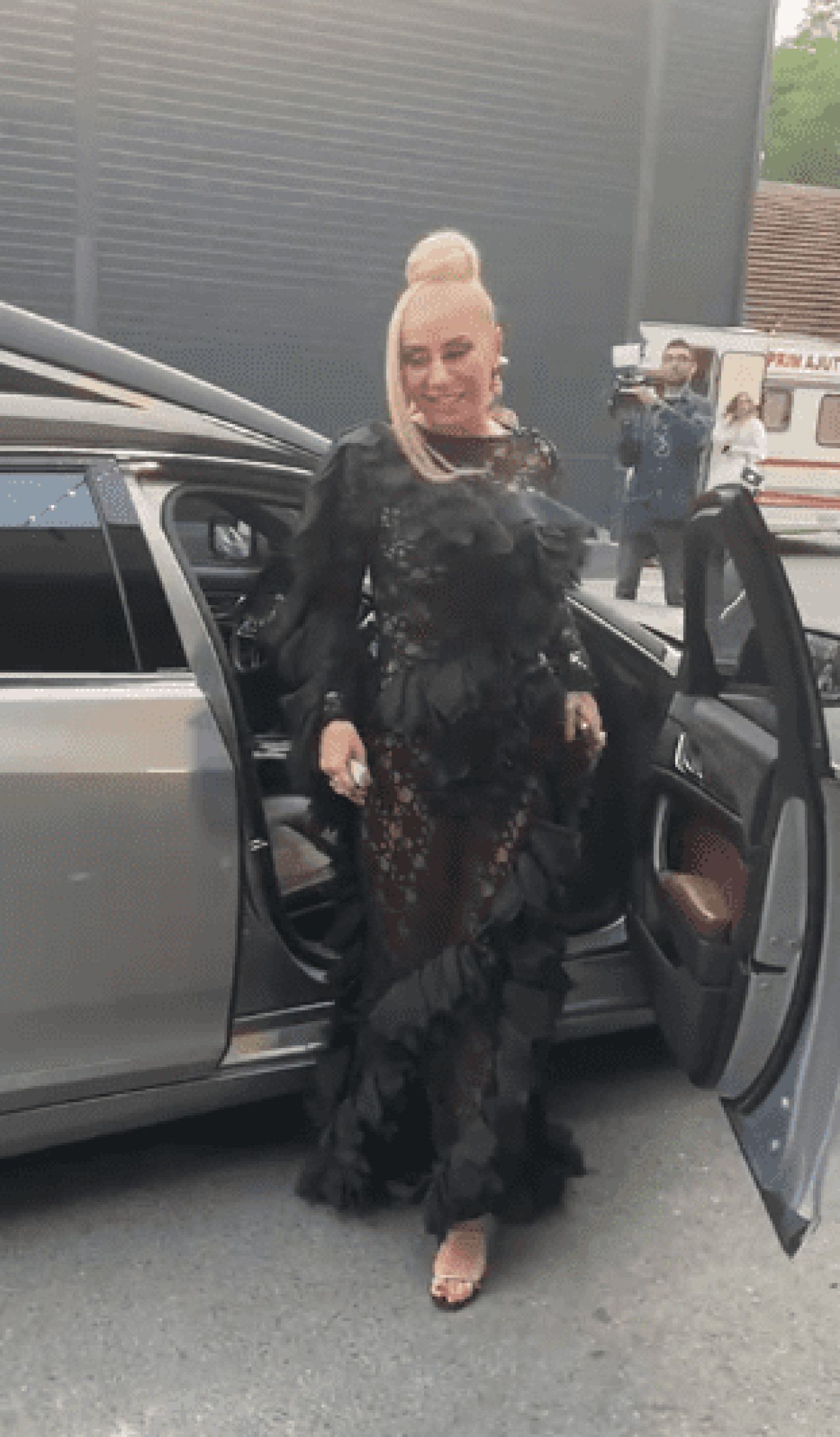 Anamaria Prodan a șocat pe toată lumea la o petrecere mondenă! A venit cu dricul și a făcut furori cu rochia sa neagră! _7