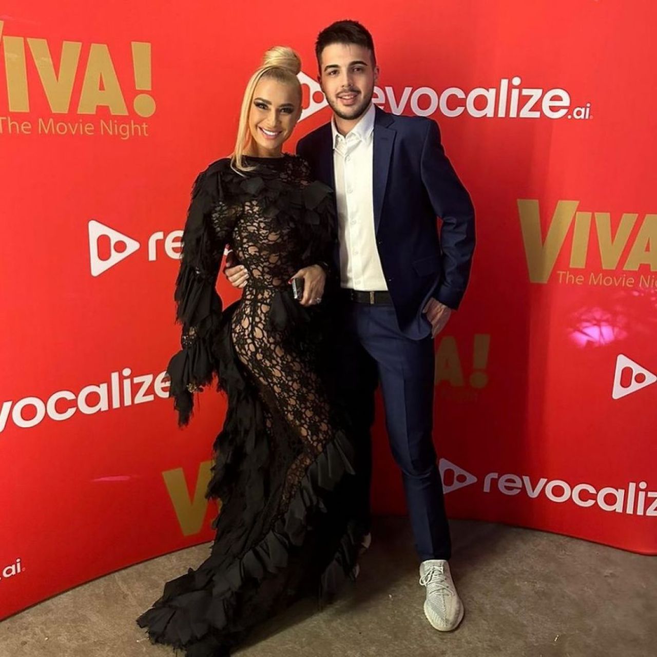Anamaria Prodan a șocat pe toată lumea la o petrecere mondenă! A venit cu dricul și a făcut furori cu rochia sa neagră! _8