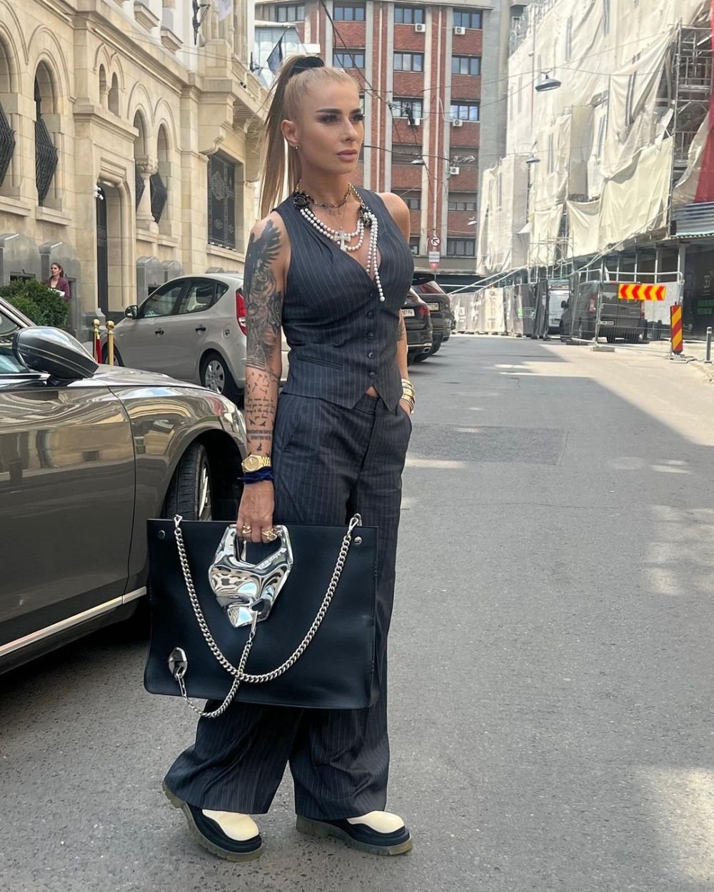 Anamaria Prodan a șocat pe toată lumea la o petrecere mondenă! A venit cu dricul și a făcut furori cu rochia sa neagră! _17
