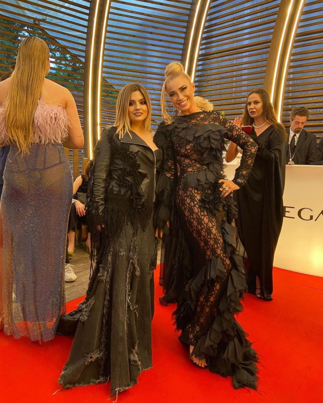 Anamaria Prodan a șocat pe toată lumea la o petrecere mondenă! A venit cu dricul și a făcut furori cu rochia sa neagră! _21
