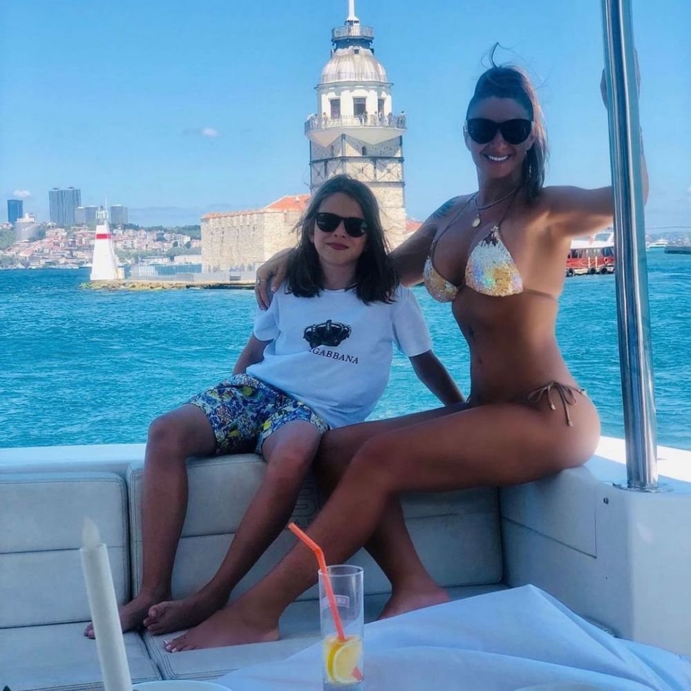Anamaria Prodan a șocat pe toată lumea la o petrecere mondenă! A venit cu dricul și a făcut furori cu rochia sa neagră! _25