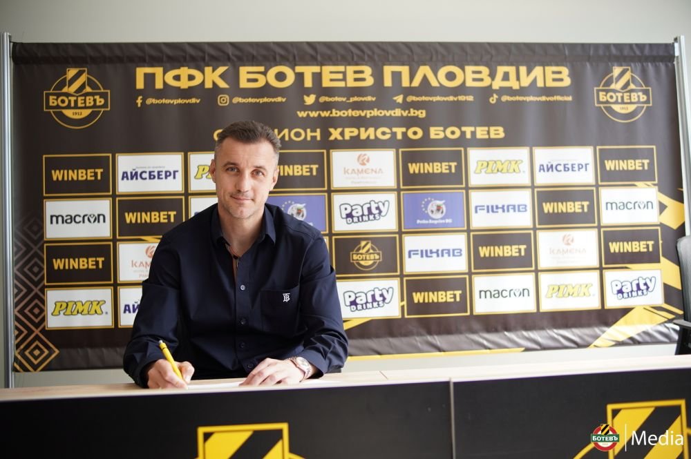 Au jucat toți trei fotbal în România și acum au fost numiți antrenori la cel mai vechi club al țării!_2