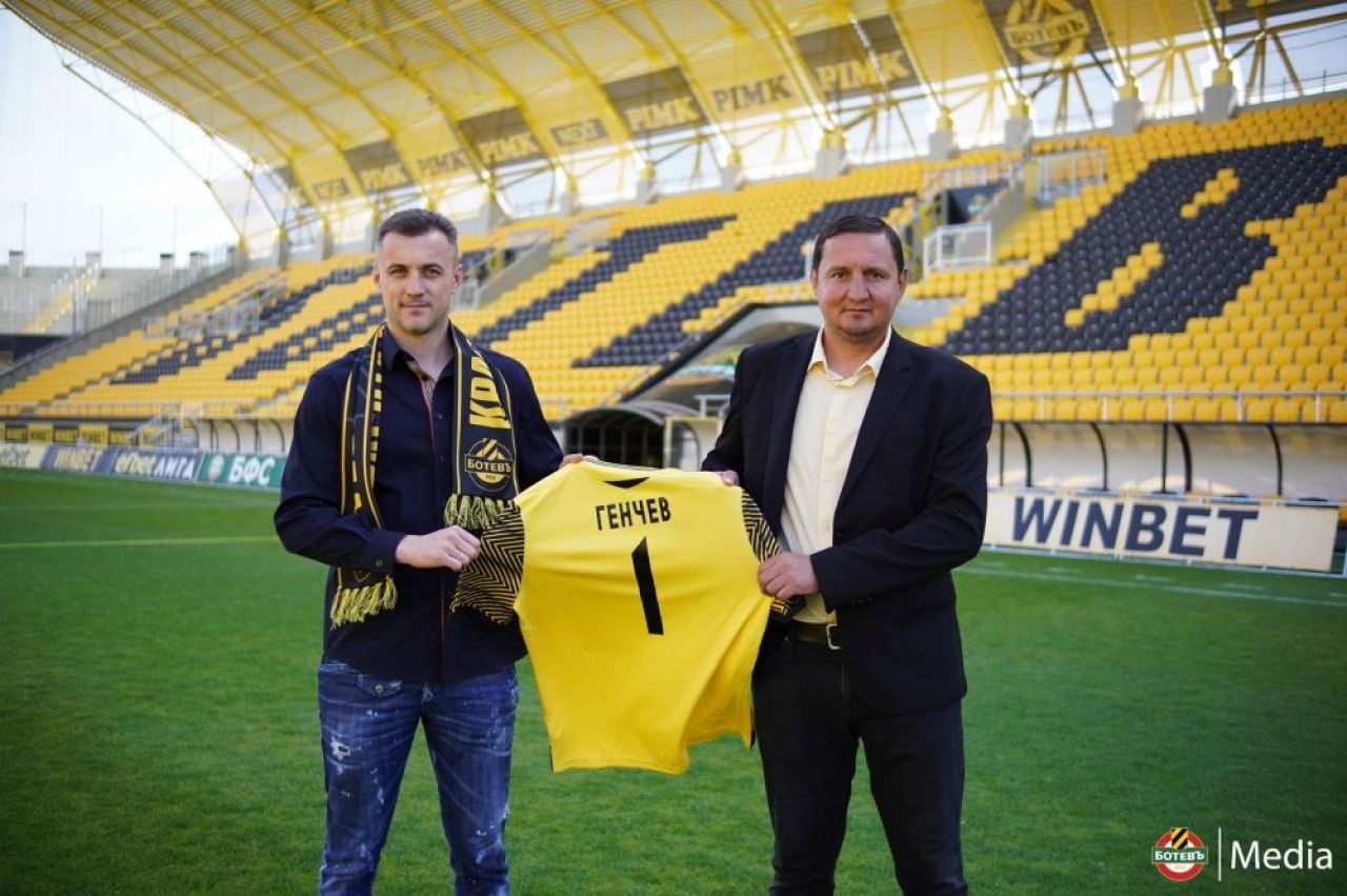 Au jucat toți trei fotbal în România și acum au fost numiți antrenori la cel mai vechi club al țării!_3