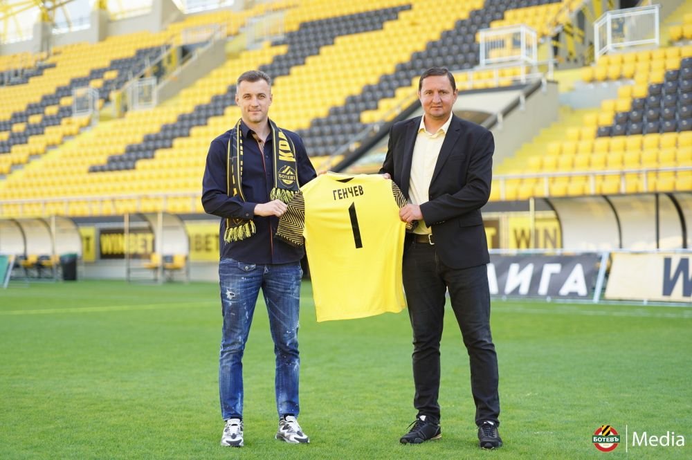 Au jucat toți trei fotbal în România și acum au fost numiți antrenori la cel mai vechi club al țării!_6