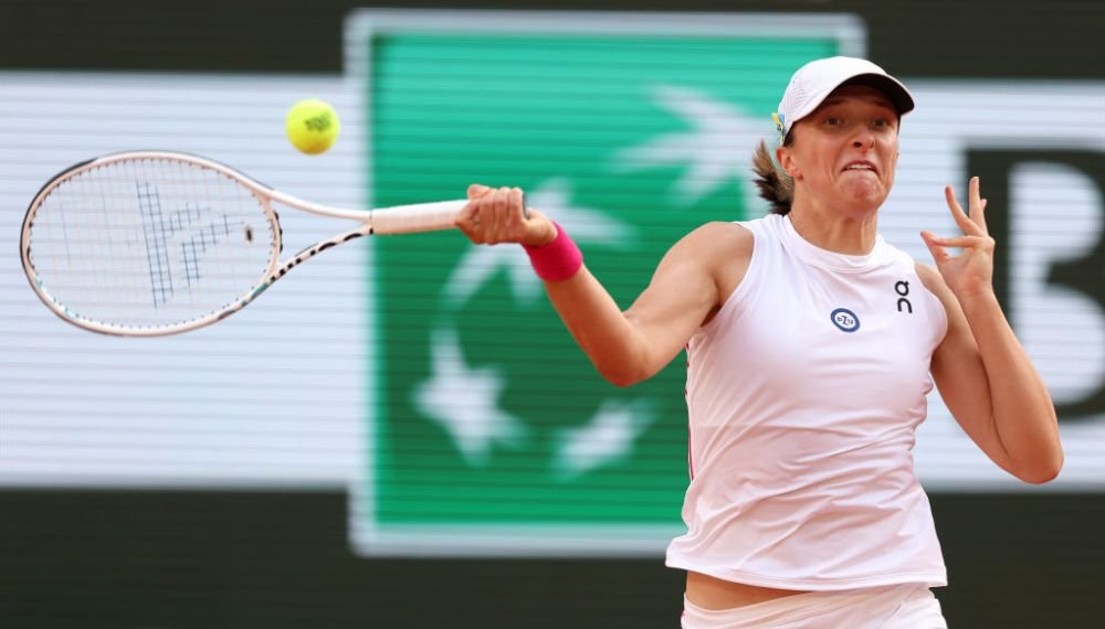 A adus Wimbledonul la Paris: Iga Swiatek, apariție vestimentară unică, la Roland Garros_9