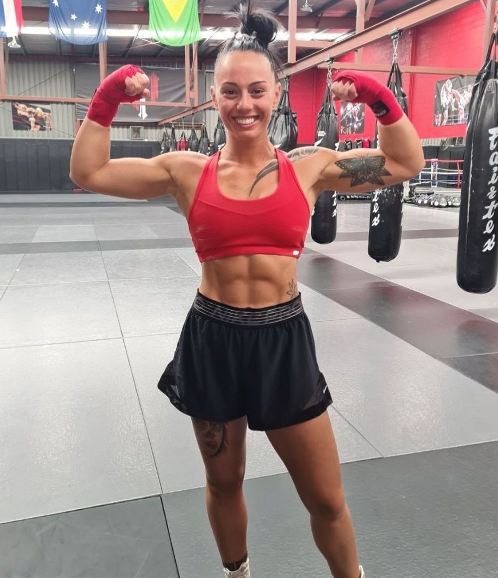 A lăsat hainele deoparte la propriu. Campioana mondială la box a mers topless la c&acirc;ntarul oficial: motivul deciziei