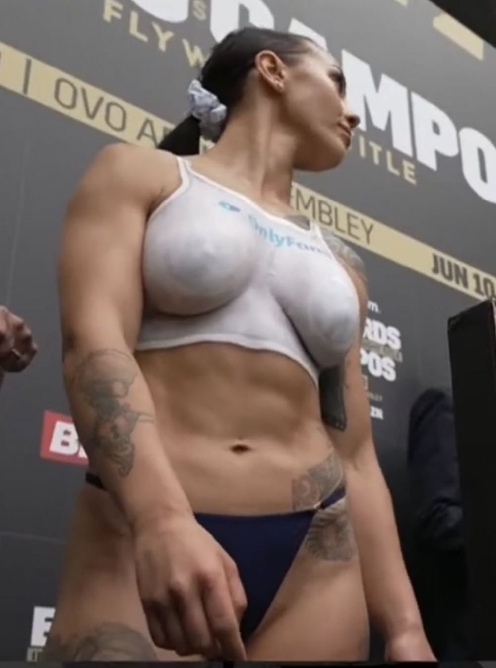 A lăsat hainele deoparte la propriu. Campioana mondială la box a mers topless la cântarul oficial: motivul deciziei_8