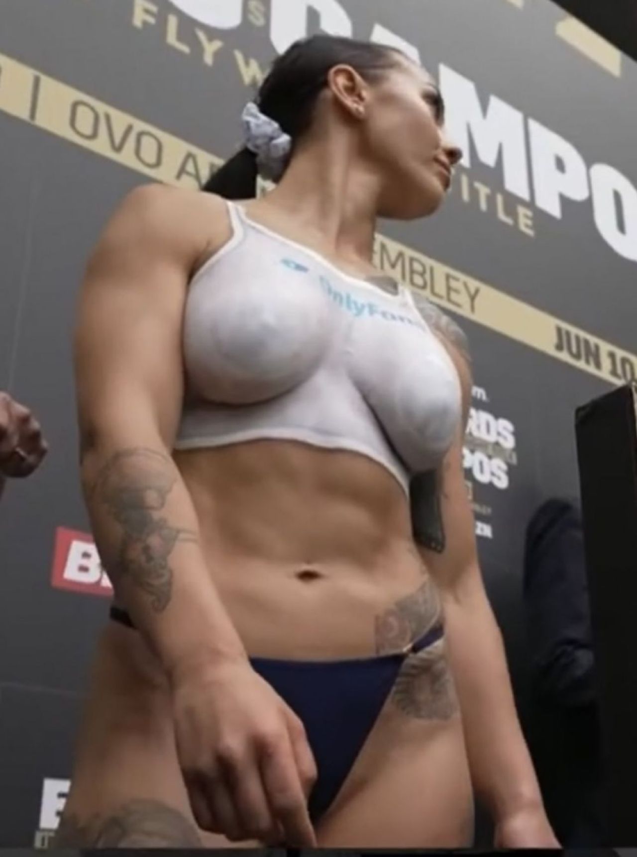 A lăsat hainele deoparte la propriu. Campioana mondială la box a mers topless la cântarul oficial: motivul deciziei_8