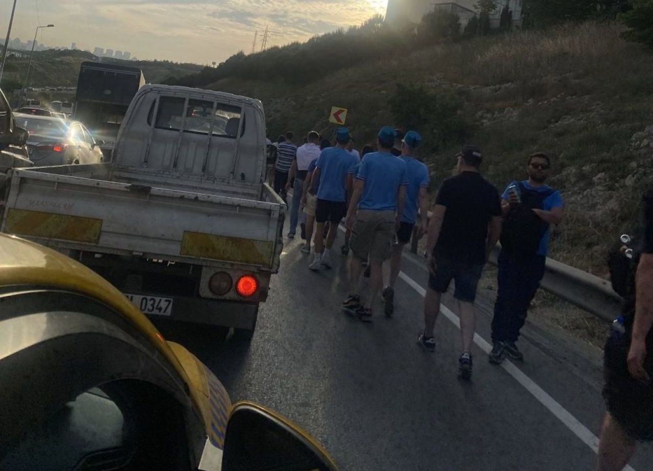 Nebunie la Istanbul înaintea finalei Champions League! Fanii lui City au coborât din autobuze și au plecat pe jos spre stadion_1