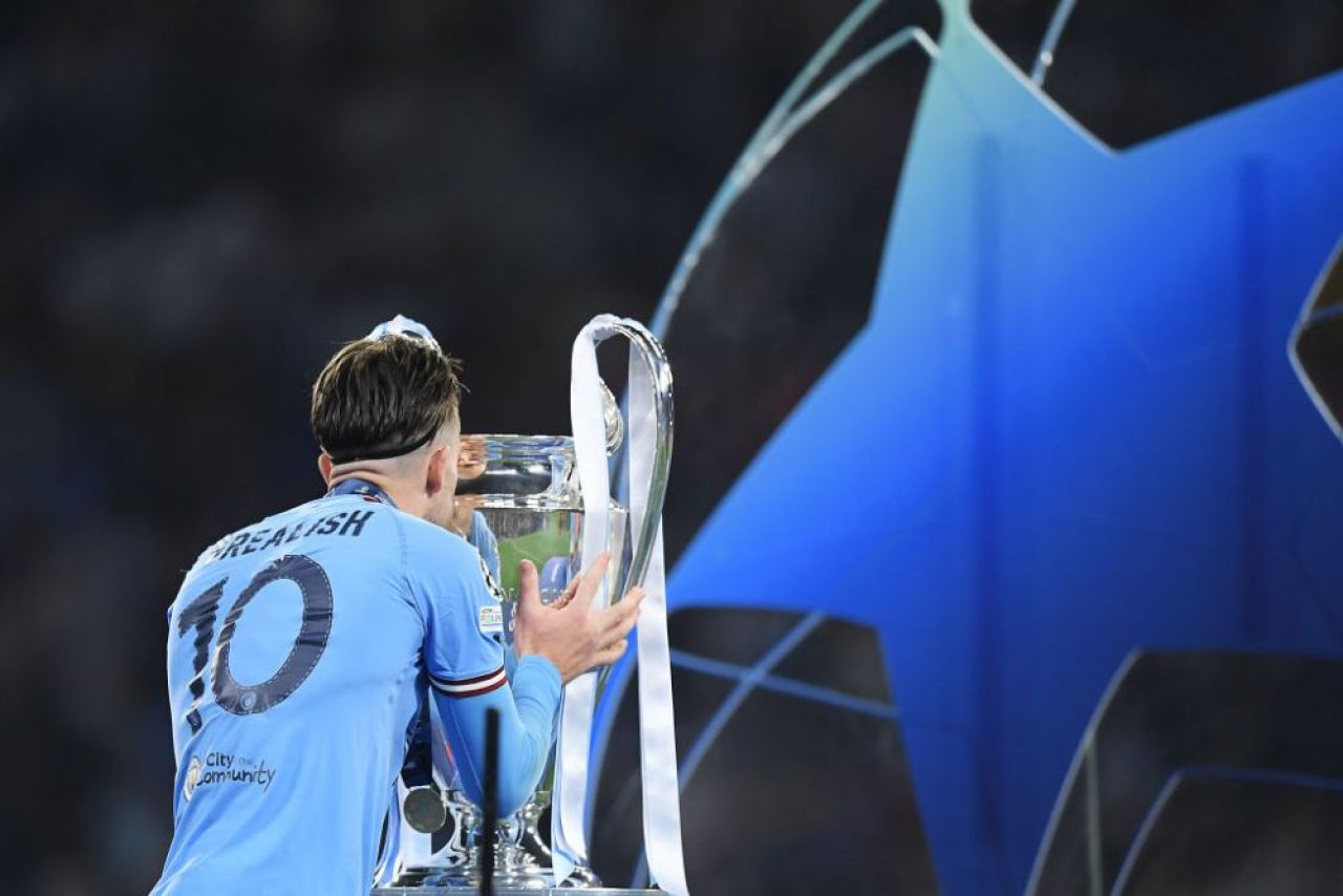 Jack Grealish nu s-a ferit de cuvinte după finala Champions League. A oferit interviu direct pe teren, cu lacrimi în ochi_4