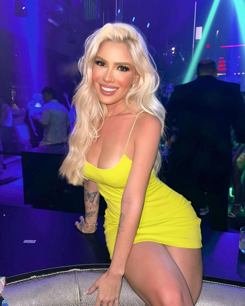 Cea mai sexy fotbalistă, apariție hot la plajă cu femeia părăsită și dată în judecată de starul lui Real Madrid înainte de a naște _4