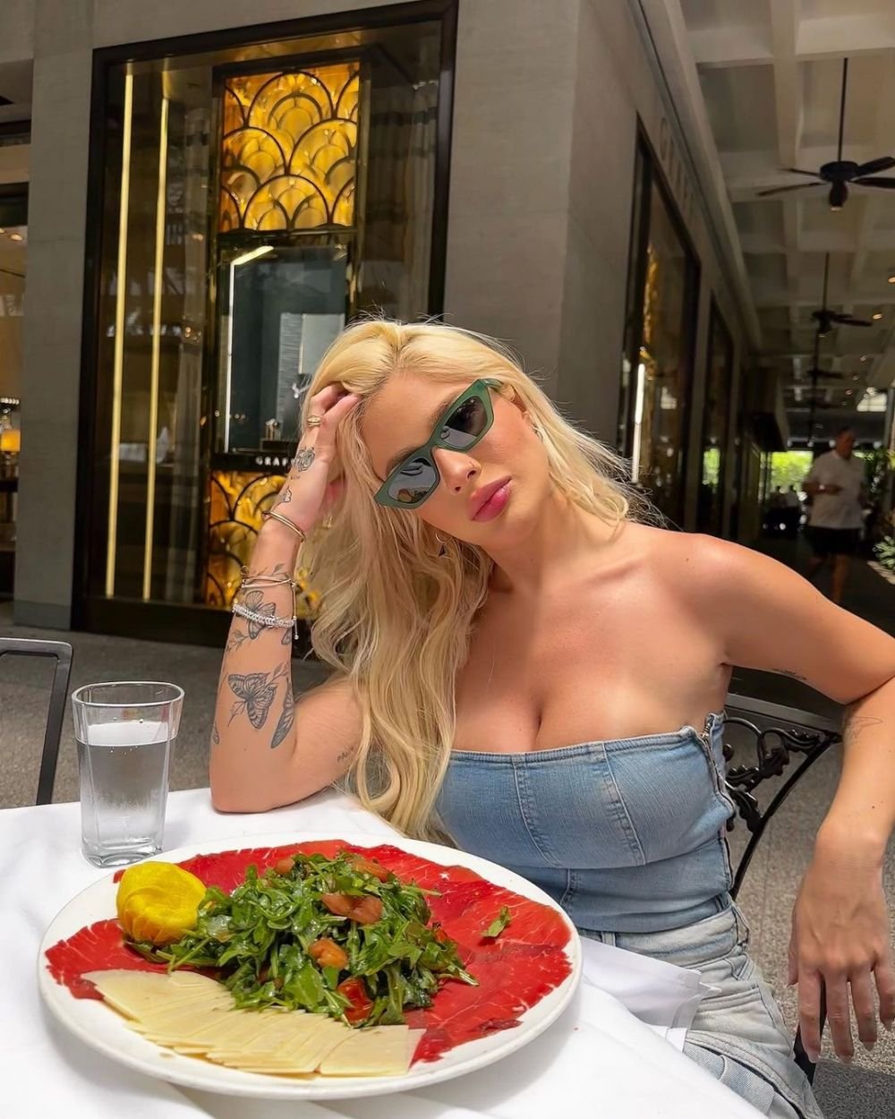 Cea mai sexy fotbalistă, apariție hot la plajă cu femeia părăsită și dată în judecată de starul lui Real Madrid înainte de a naște _5