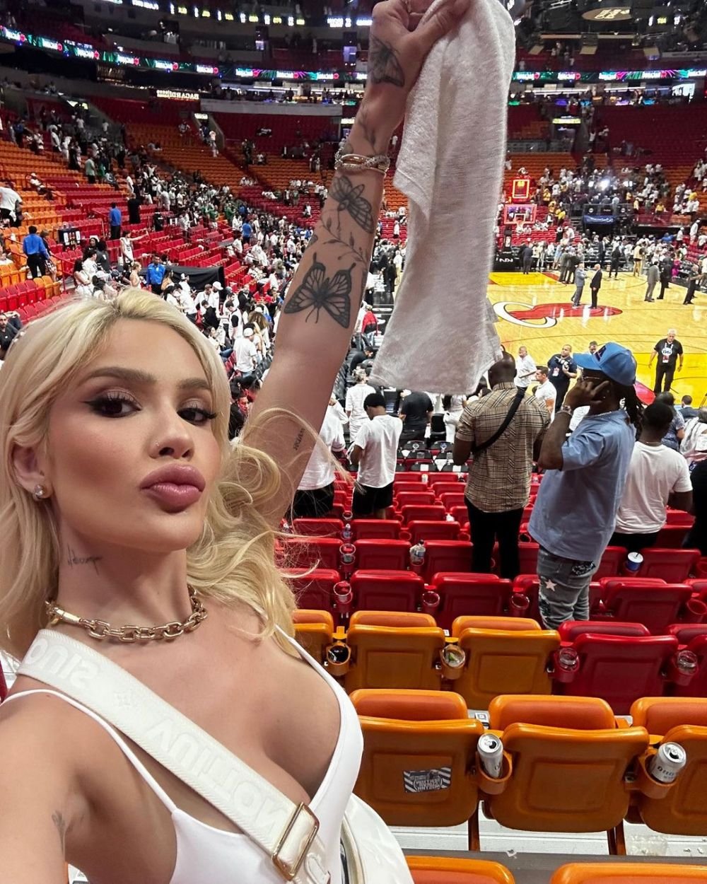 Cea mai sexy fotbalistă, apariție hot la plajă cu femeia părăsită și dată în judecată de starul lui Real Madrid înainte de a naște _7