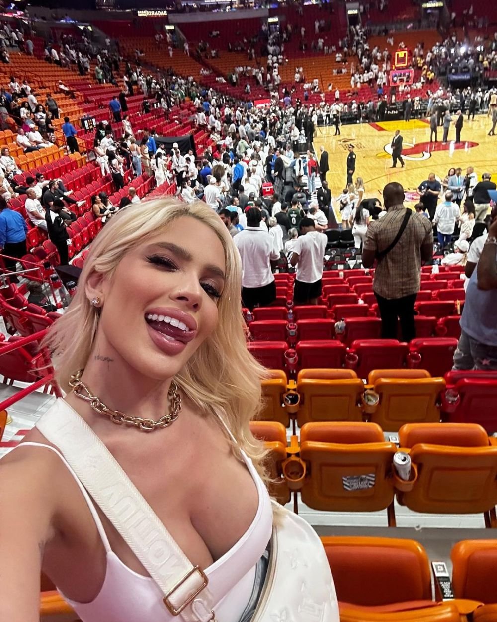 Cea mai sexy fotbalistă, apariție hot la plajă cu femeia părăsită și dată în judecată de starul lui Real Madrid înainte de a naște _8
