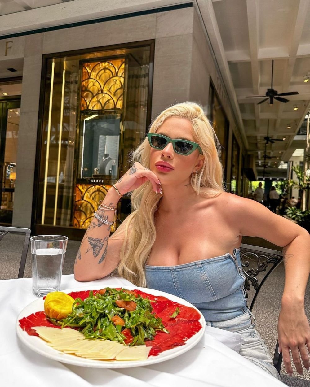Cea mai sexy fotbalistă, apariție hot la plajă cu femeia părăsită și dată în judecată de starul lui Real Madrid înainte de a naște _11