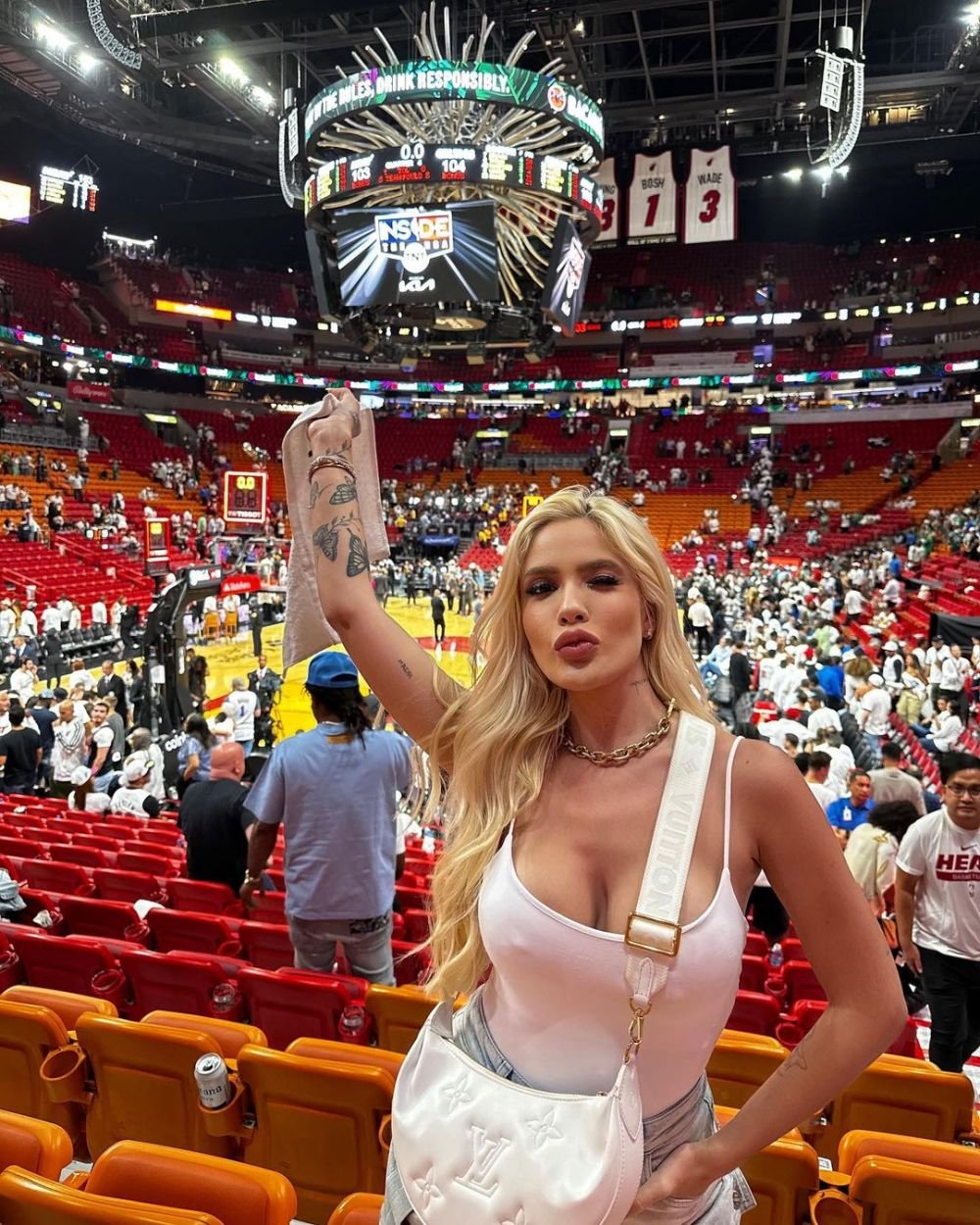 Cea mai sexy fotbalistă, apariție hot la plajă cu femeia părăsită și dată în judecată de starul lui Real Madrid înainte de a naște _12