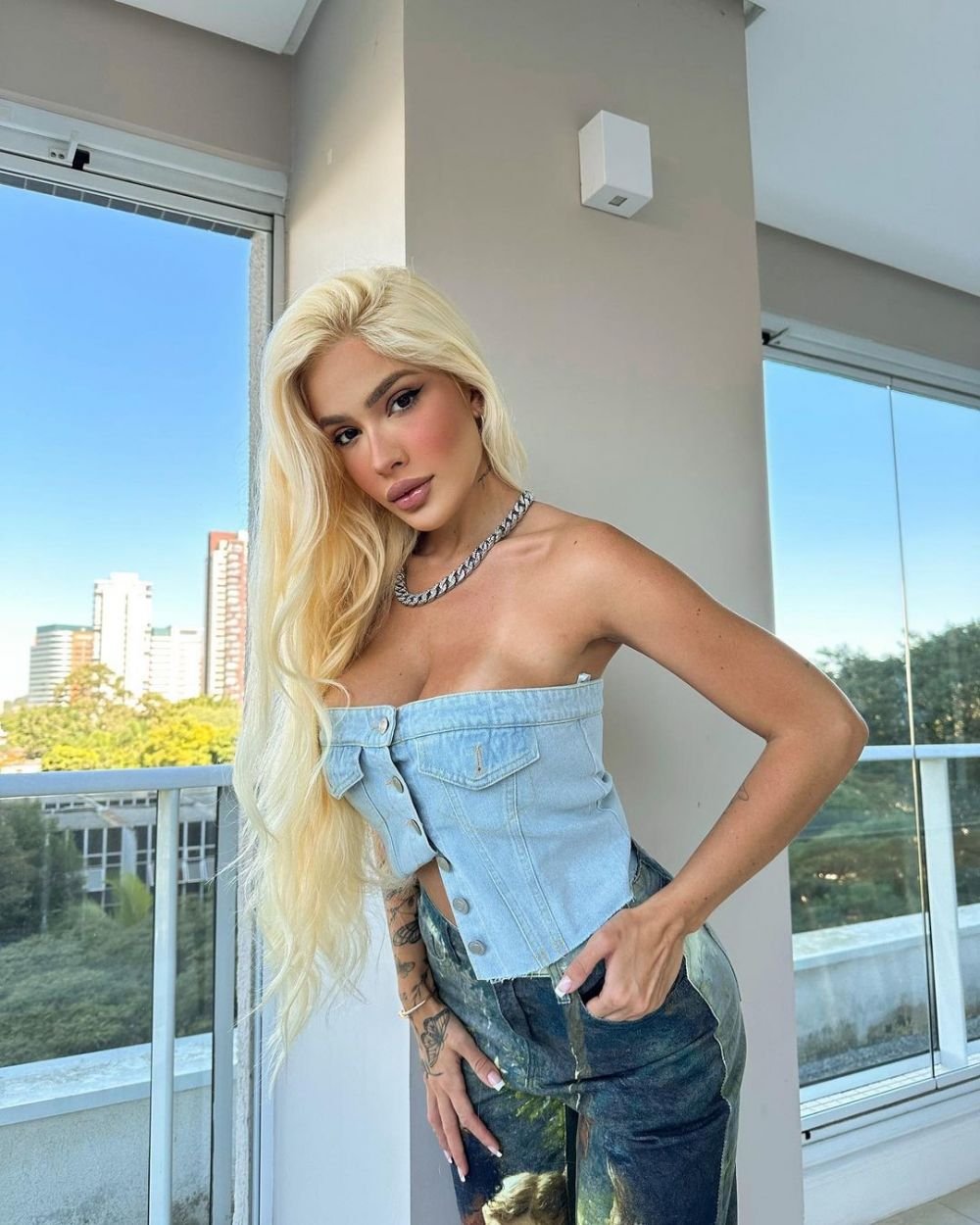 Cea mai sexy fotbalistă, apariție hot la plajă cu femeia părăsită și dată în judecată de starul lui Real Madrid înainte de a naște _31