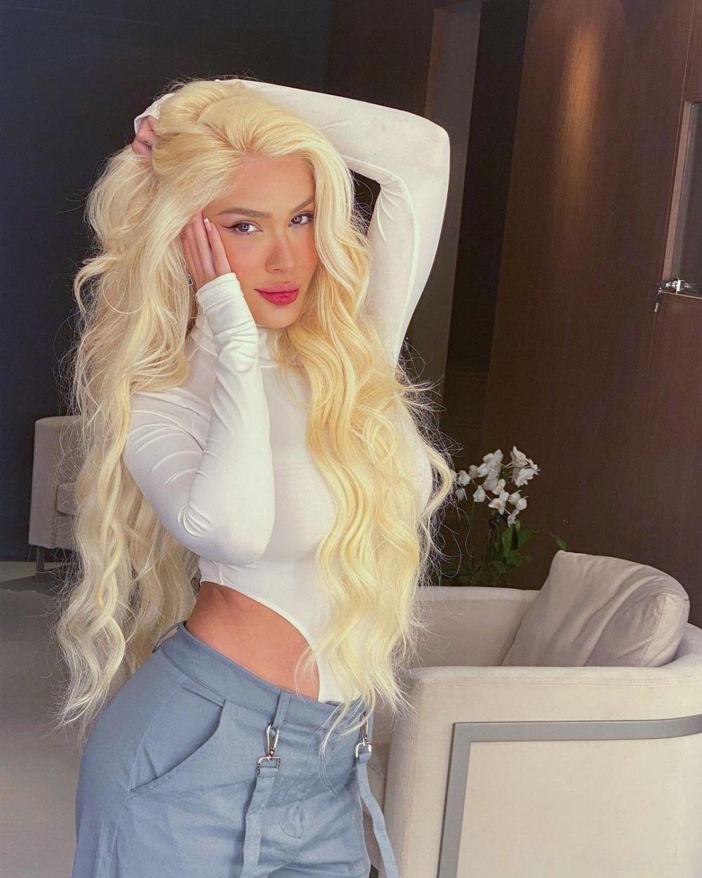 Cea mai sexy fotbalistă, apariție hot la plajă cu femeia părăsită și dată în judecată de starul lui Real Madrid înainte de a naște _34
