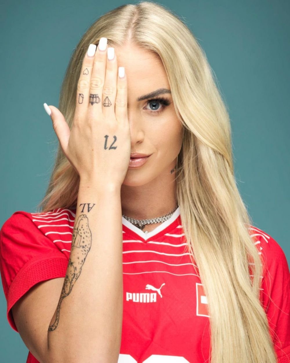 Cea mai sexy fotbalistă, apariție hot la plajă cu femeia părăsită și dată în judecată de starul lui Real Madrid înainte de a naște _39