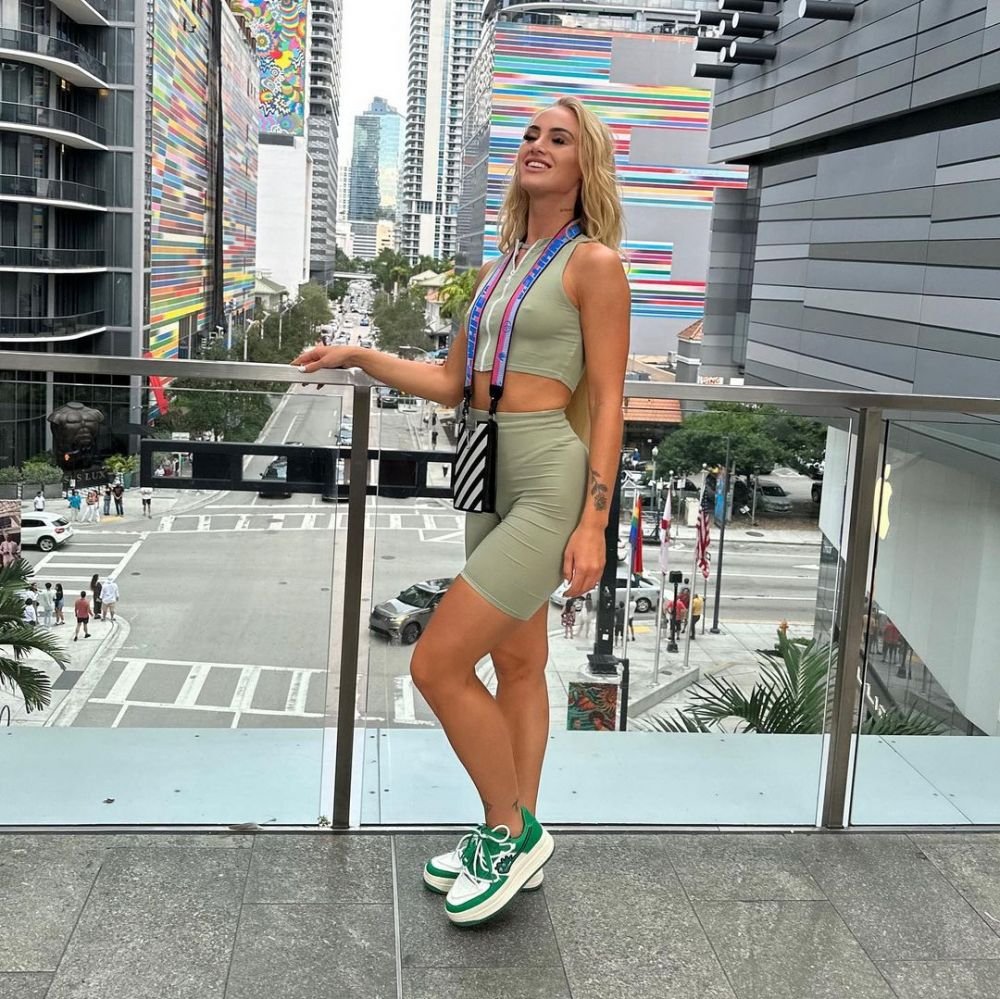 Cea mai sexy fotbalistă, apariție hot la plajă cu femeia părăsită și dată în judecată de starul lui Real Madrid înainte de a naște _43