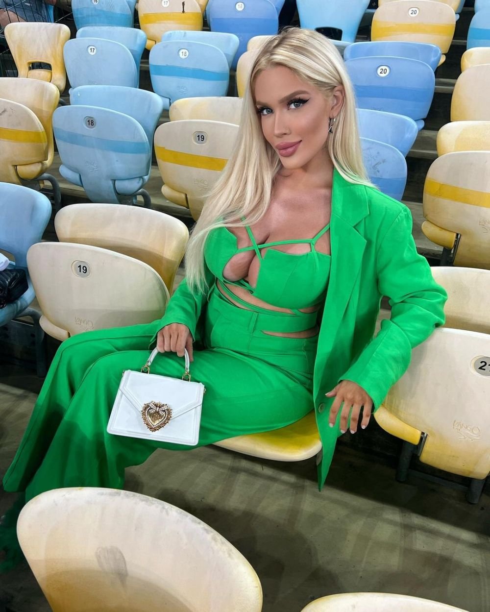 Cea mai sexy fotbalistă, apariție hot la plajă cu femeia părăsită și dată în judecată de starul lui Real Madrid înainte de a naște _53