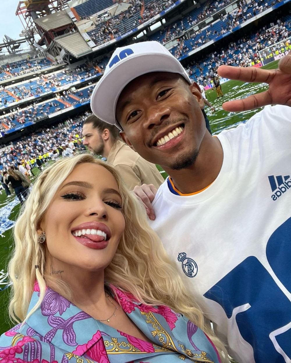 Cea mai sexy fotbalistă, apariție hot la plajă cu femeia părăsită și dată în judecată de starul lui Real Madrid înainte de a naște _56