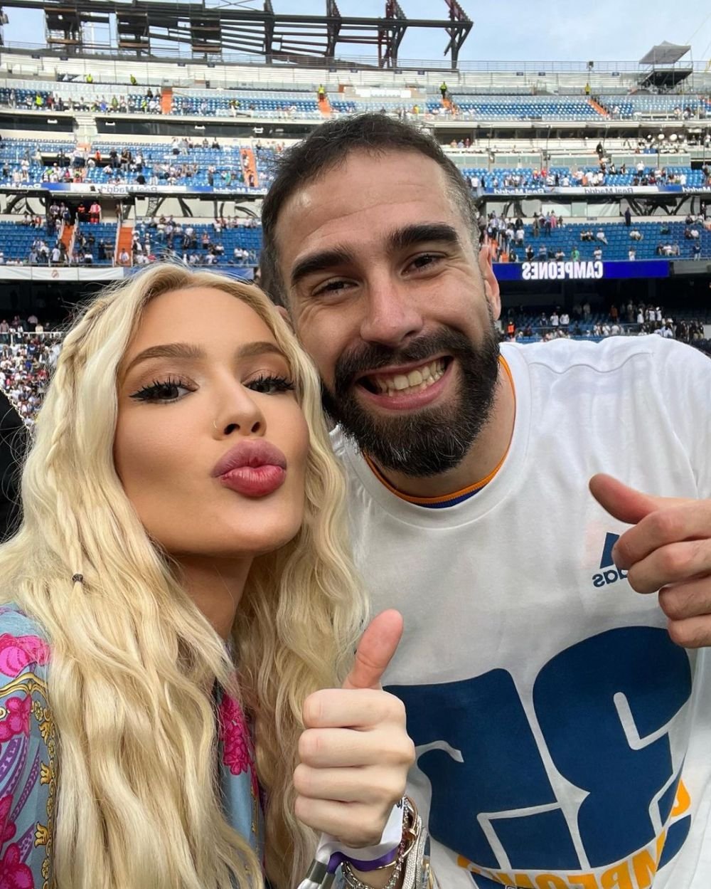 Cea mai sexy fotbalistă, apariție hot la plajă cu femeia părăsită și dată în judecată de starul lui Real Madrid înainte de a naște _58