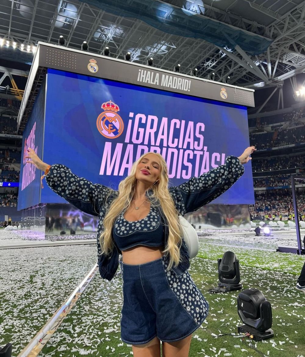 Cea mai sexy fotbalistă, apariție hot la plajă cu femeia părăsită și dată în judecată de starul lui Real Madrid înainte de a naște _63