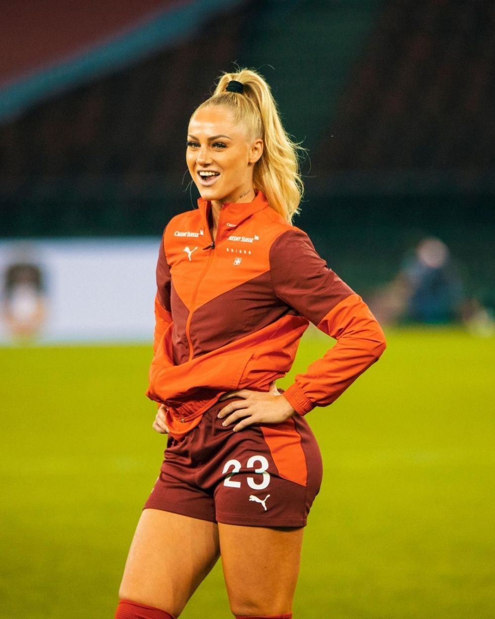 Cea mai sexy fotbalistă, apariție hot la plajă cu femeia părăsită și dată în judecată de starul lui Real Madrid înainte de a naște _111