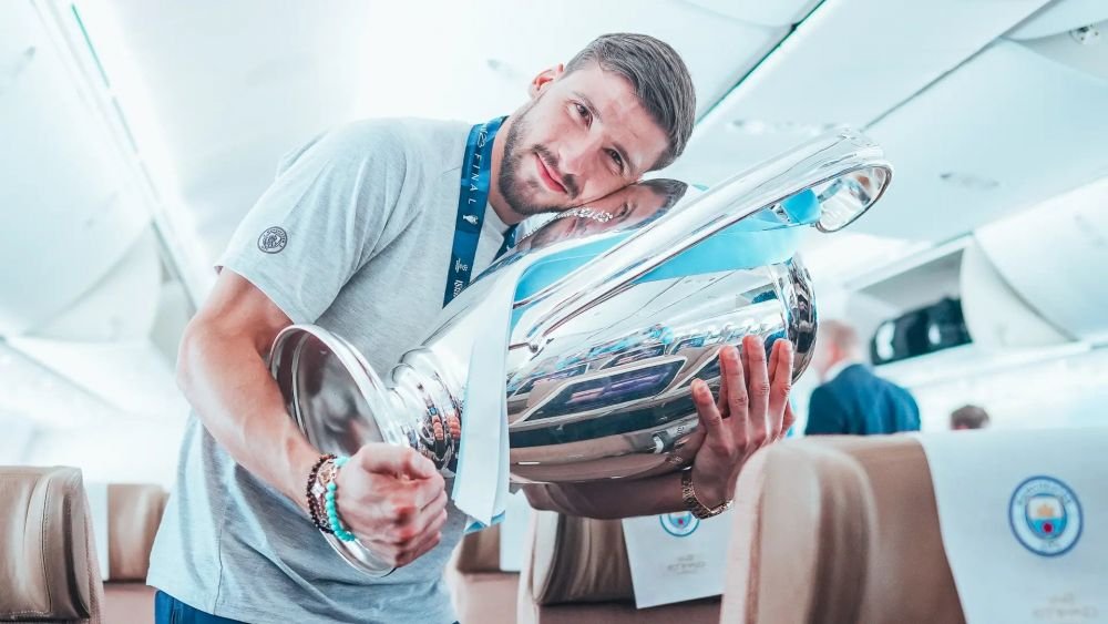 Cele mai tari imagini cu superstarurile lui Manchester City! Cum s-au bucurat jucătorii în avion, după ce au câștigat UCL_7