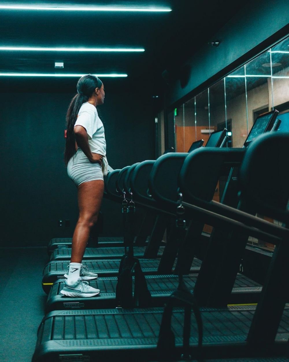 A fost surprins cu o brunetă sexy și misterioasă la hotel la scurt timp după despărțirea de iubita din copilărie! S-a aflat cine e noua 'cucerire'_53