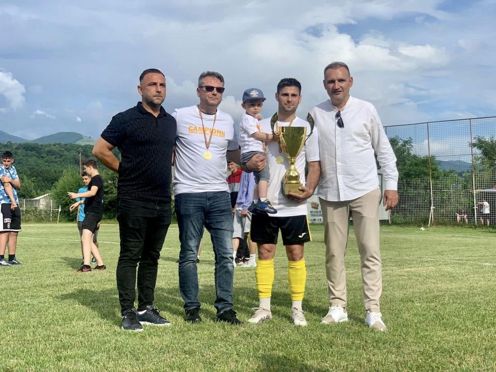 Un sat c&acirc;t o țară! Echipa de fotbal din Slatina-Timiș, campioană &icirc;n Caraș-Severin: 14-2 cu Foresta &icirc;n ultima etapă, urmează barajul pentru Liga 3