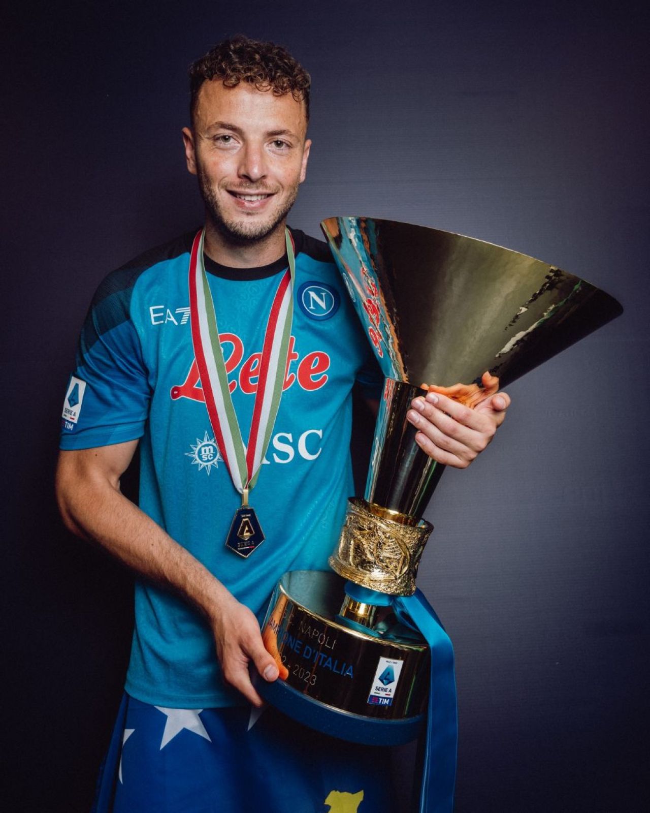 A jucat la Dinamo, e stabilit în București și e prieten bun cu căpitanul naționalei Kosovo: